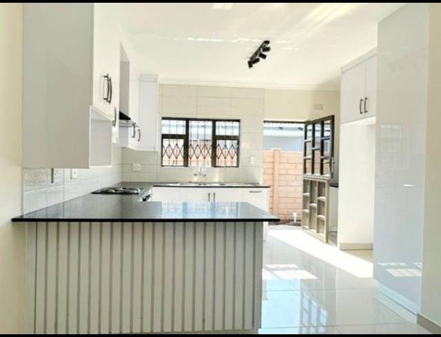 4 BEDROOM HOUSE FOR SALE IN BRACKENHAM